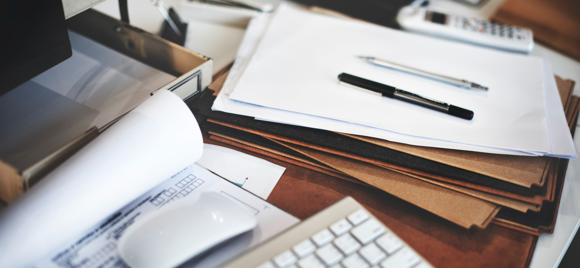 primo-piano-dell-ufficio-del-posto-di-lavoro-del-tavolo-da-lavoro